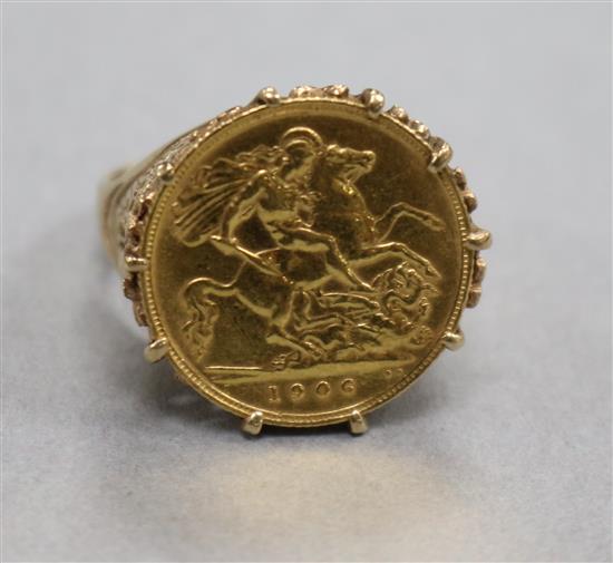 An Edward VII gold half sovereign ring, in 9ct gold mount, size S.